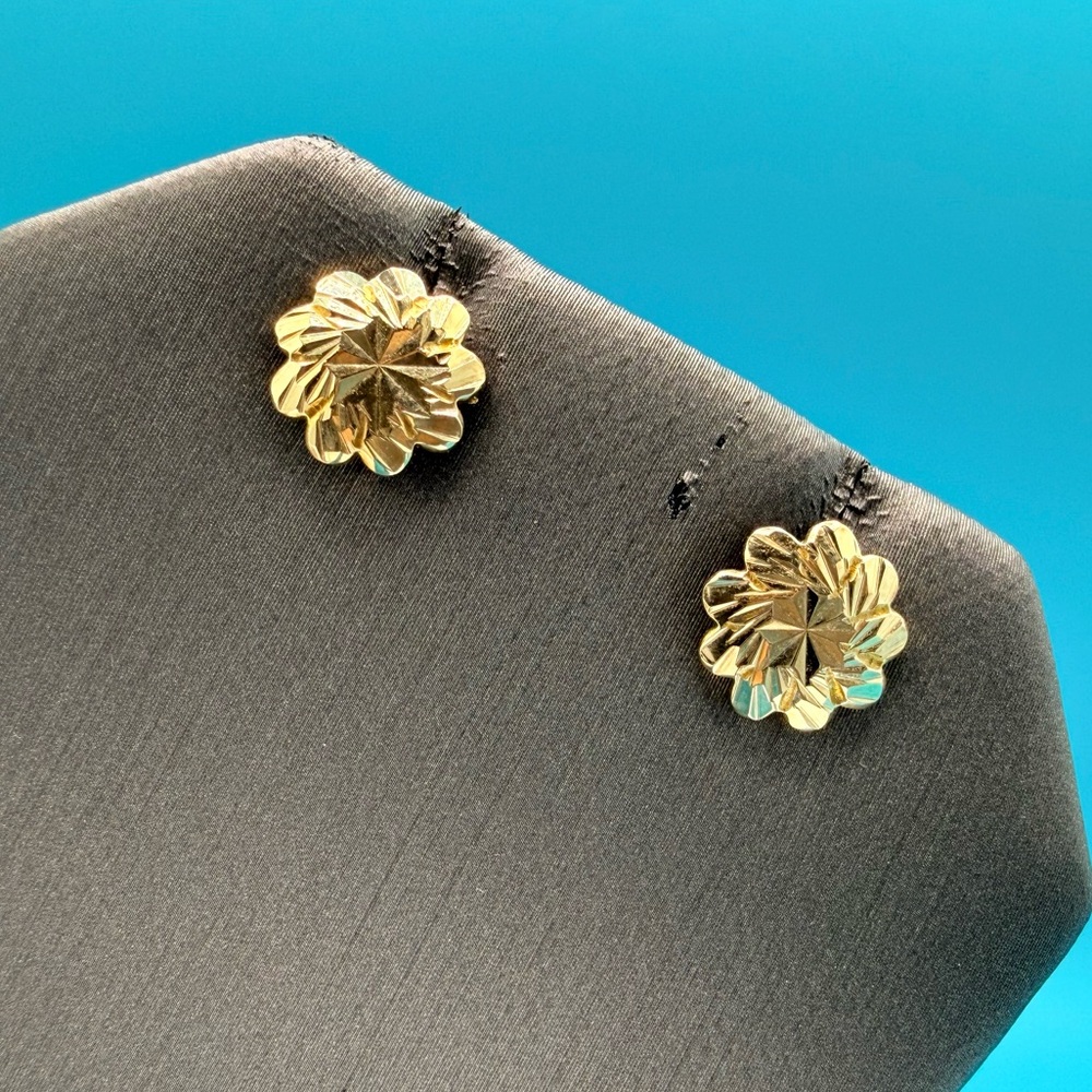 💕Stud Earrings 14k Flower Button💕